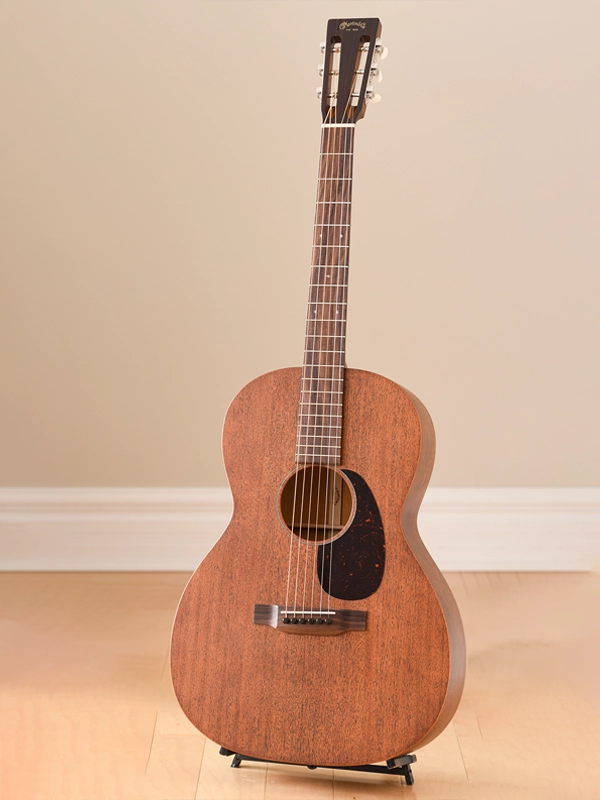 Martin 000-15SM électro-acoustique équipée d’un préampli Anthem en location backline dans le Var et les Alpes-Maritimes