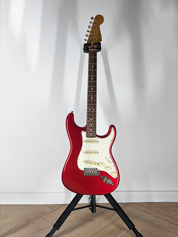 Guitare électrique professionnelle Squier Stratocaster 2012 Candy Apple Red en location backline PACA, idéale pour riders et productions live.