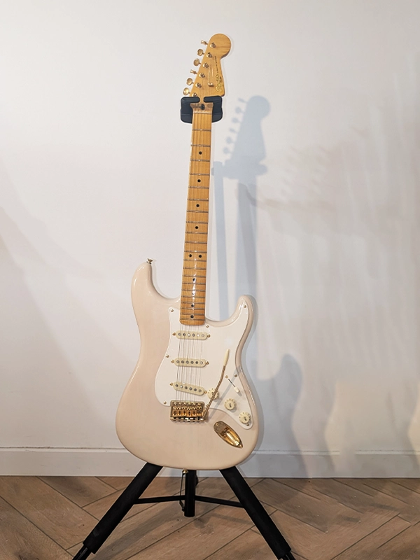Squier Stratocaster Mary Kaye 2012 finition blanc crème frêne apparent avec manche érable flammé en location backline en région PACA