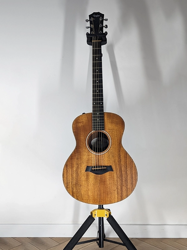 Taylor GS Mini e-KOA électro-acoustique format compact en location backline dans les Alpes-Maritimes et le Var