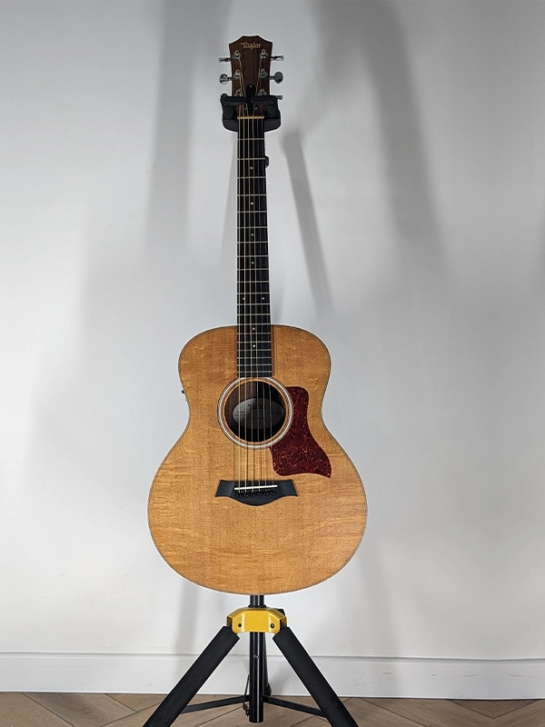 Taylor GS Mini e-Walnut électro-acoustique avec préampli ES-B en location backline en région PACA