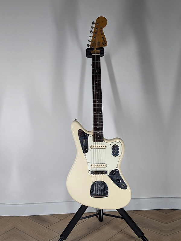 Fender Jaguar MIJ 2003 équipée d’une électronique Hepcat en location backline dans les Bouches-du-Rhône et en région PACA