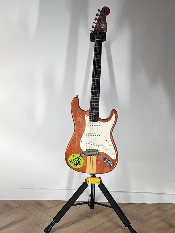 Country Professional MIJ avec électronique American Standard et manche conducteur en location backline en région PACA, Var, Bouches-du-Rhône et Alpes-Maritimes