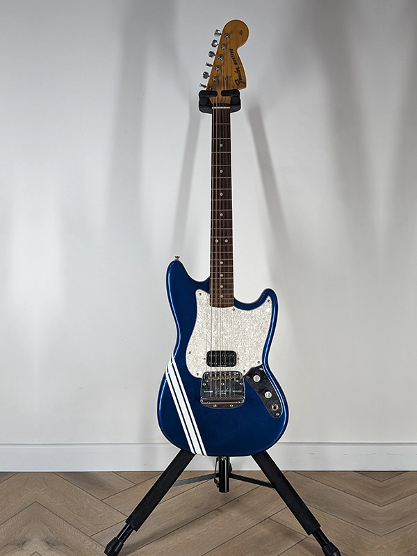 Fender Mustang 1965 modifiée équipée d’un micro Seymour Duncan SH-8 en location backline dans les Alpes-Maritimes et en région PACA