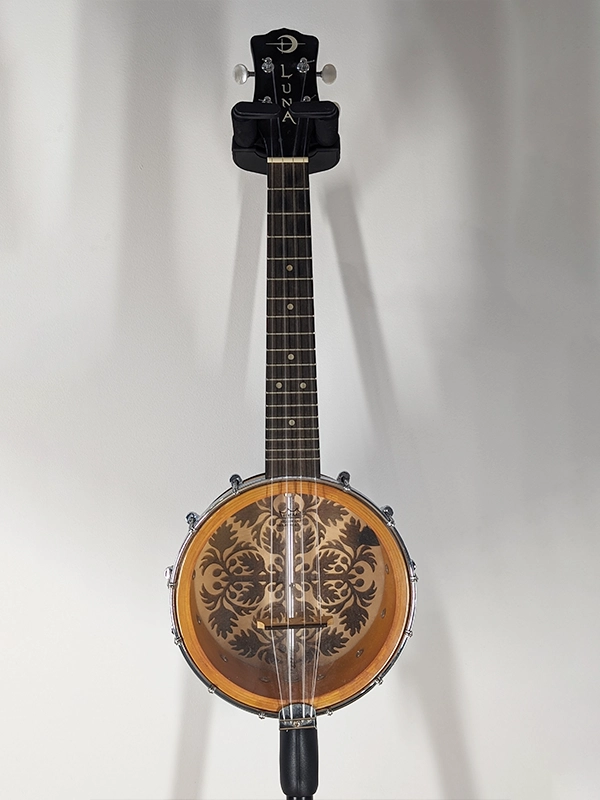 Banjolele Luna acoustique à forte projection en location backline à Marseille, Aix-en-Provence et Juan-les-Pins