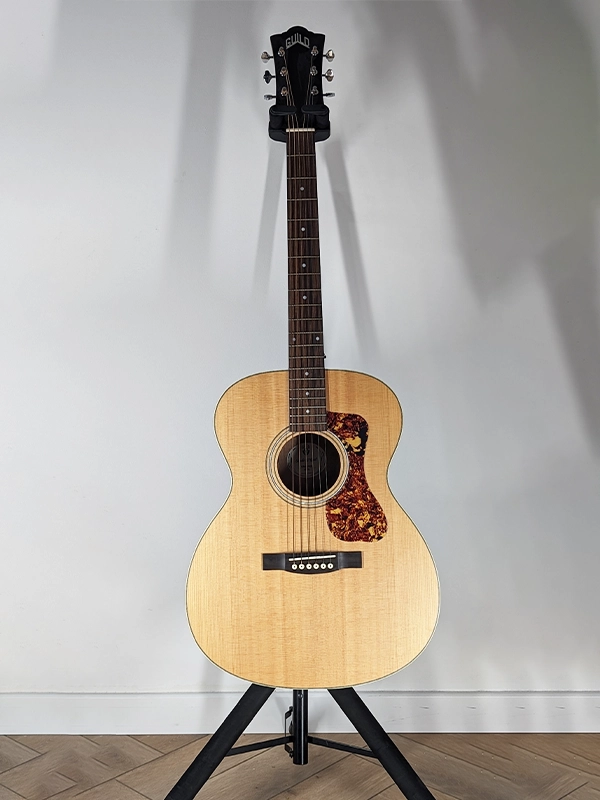 Guild OM-240E électro-acoustique Fishman en location backline à Toulon, Marseille et Nice en région PACA