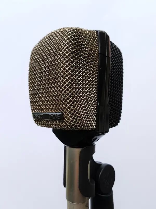 Microphone grosse caisse AKG D12 vintage en location backline à Nice, Cannes et Antibes