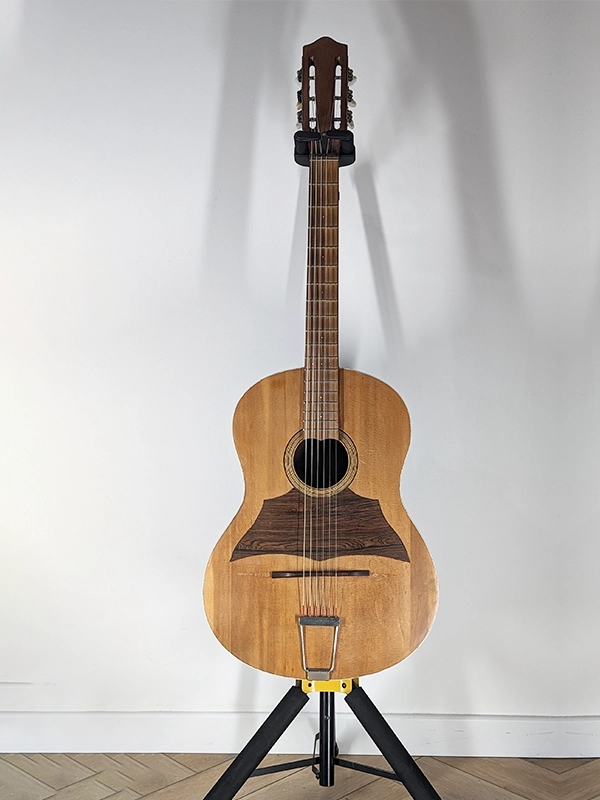 Guitare manouche Paul Beuscher acoustique en location backline à Marseille, Nice et Antibes en région PACA