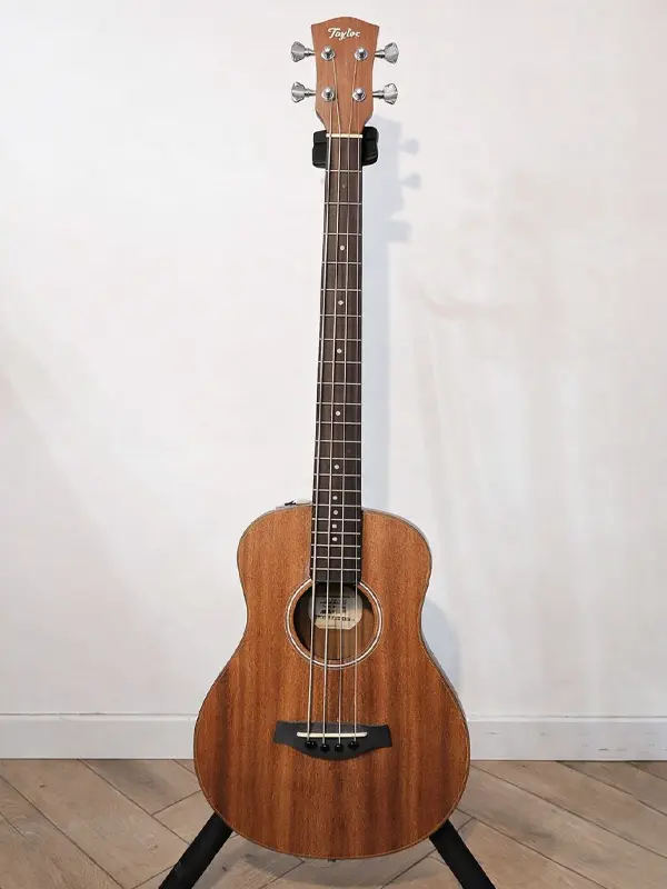 Taylor GS Mini Bass électro-acoustique en location backline à Cannes, Aix-en-Provence et Montpellier en région PACA