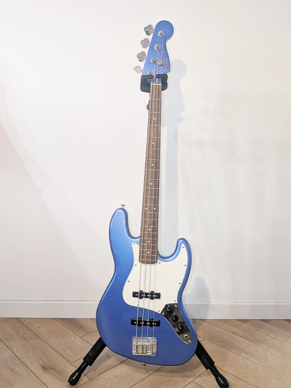 Squier Standard Jazz Bass Blue Sparkle matching headstock en location backline à Toulon, Fréjus–Saint-Raphaël et Menton
