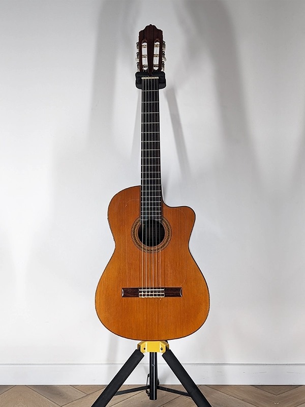 Guitare classique Esteve nylon pan coupé acoustique en location backline à Aix-en-Provence, Cannes et Juan-les-Pins