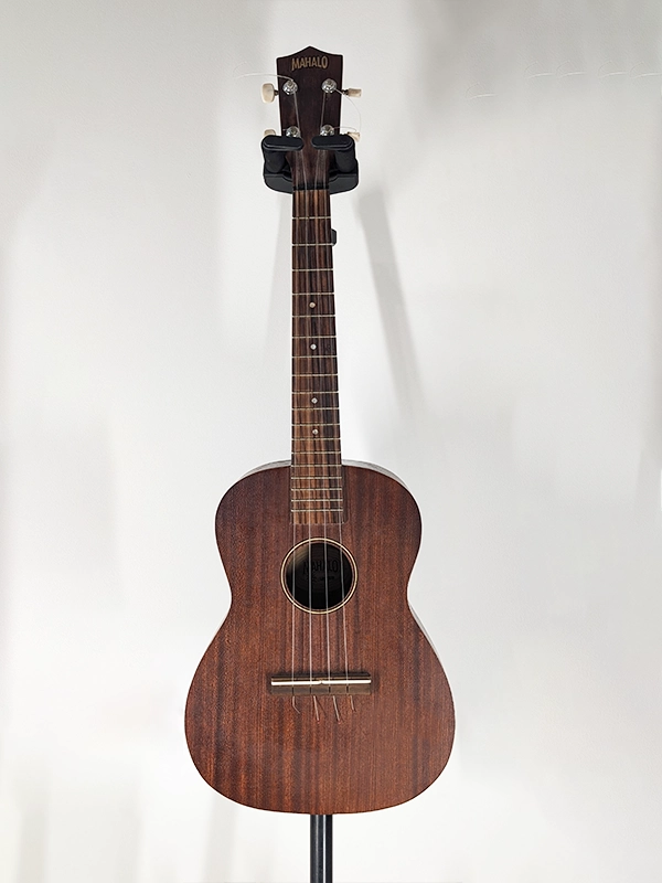 Ukulélé baryton Mahalo acoustique en location backline à Toulon, Sanary-sur-Mer et Fréjus–Saint-Raphaël en région PACA